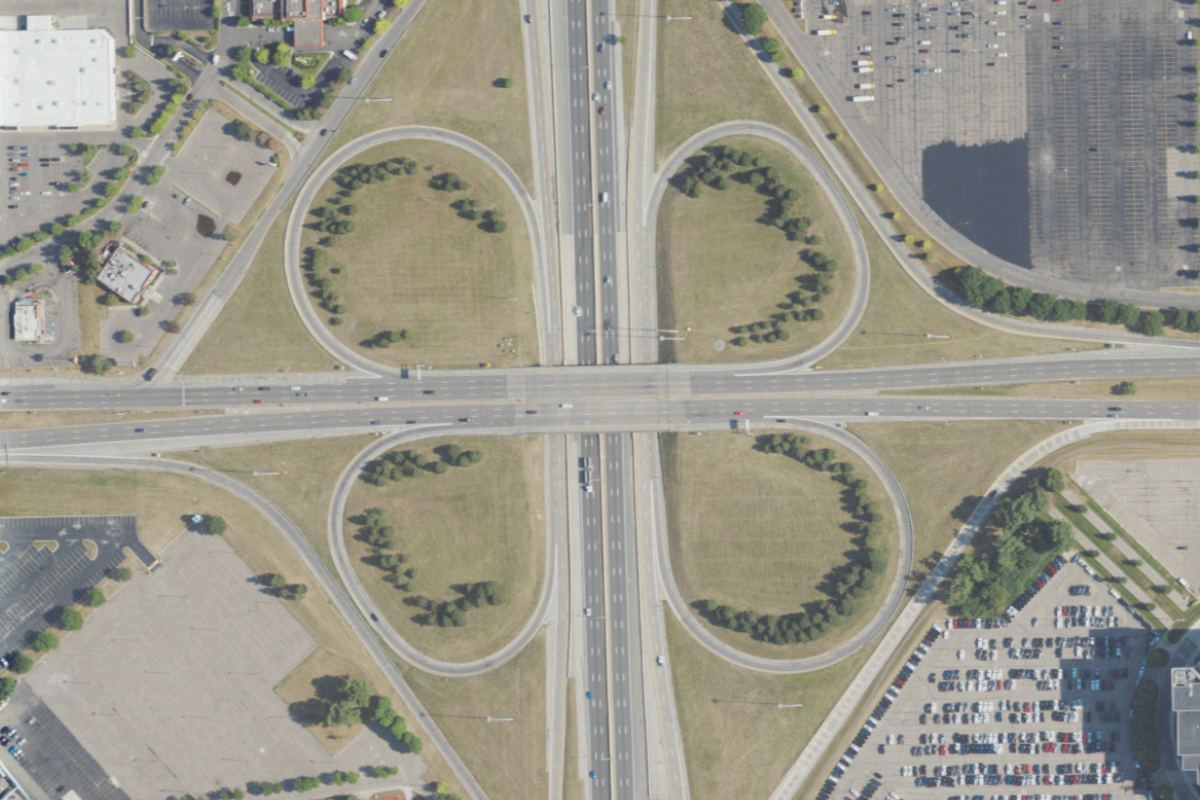 Ford Road at the Southfield Freeway in 2022: a cloverleaf interchange among car parks